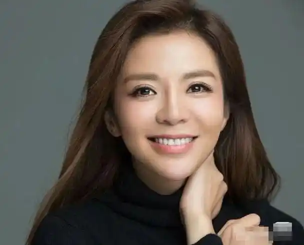 丧母后朱迅近况惹人忧!脸僵凹陷笑起来费力,眉毛稀疏撞脸蔡明