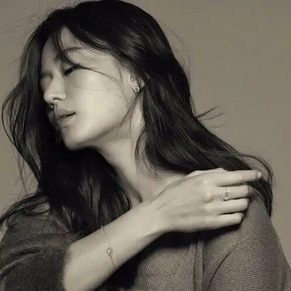 全智贤上演黑白配酷劲十足,网友直呼可以去做模特了