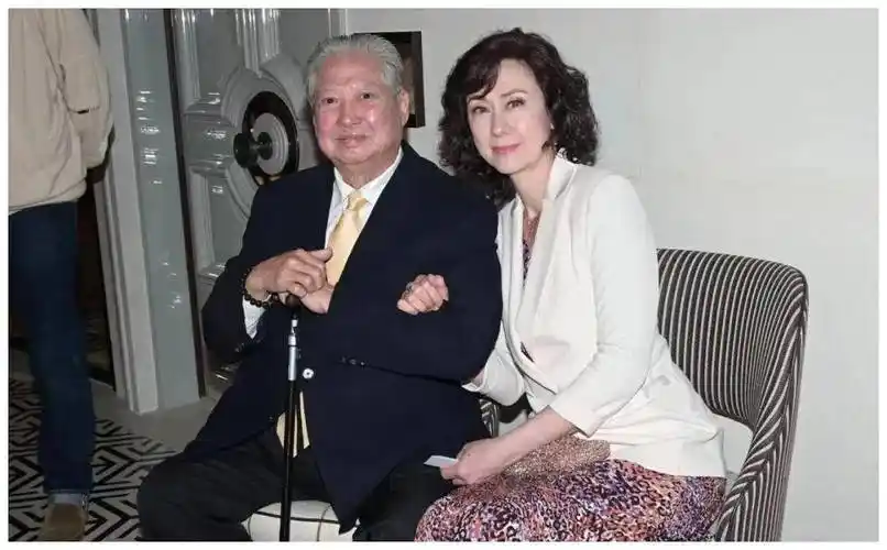 重病折磨,已坐轮椅多年,生活节俭却给乞丐"巨款"_洪金宝_古天乐_网友