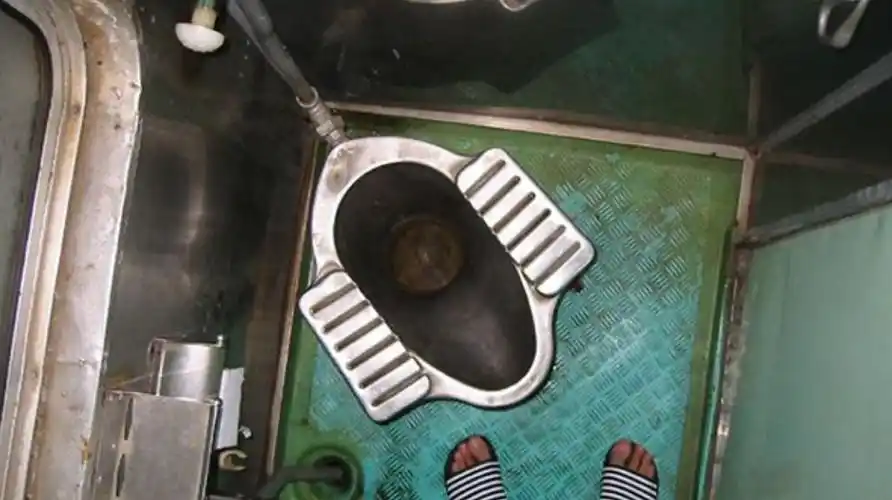 绿皮火车上的厕所,是直接排到轨道上的?所以到站就关闭!