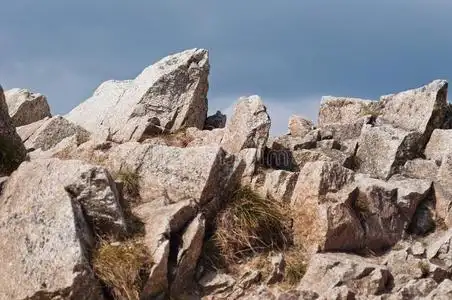 高山上的石头照片