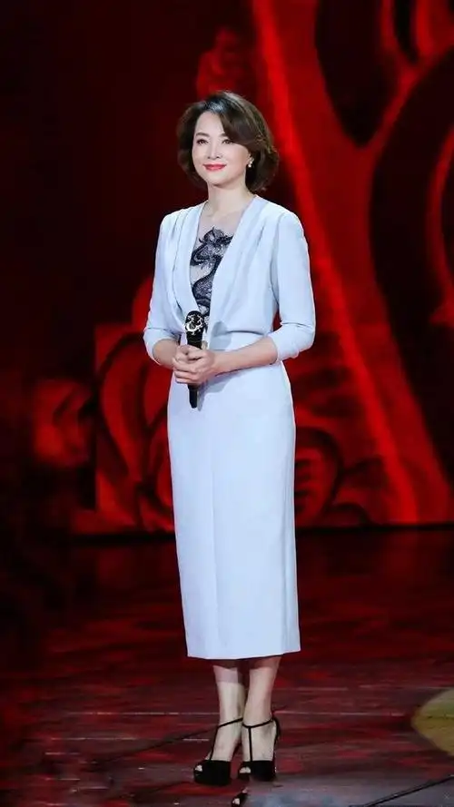 著名主持人董卿真会穿,浅蓝色衣服裙装搭配波波头,干练时髦