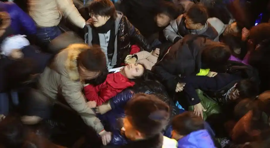 狮城论坛还原上海外滩踩踏现场踩踏事故幸存手册