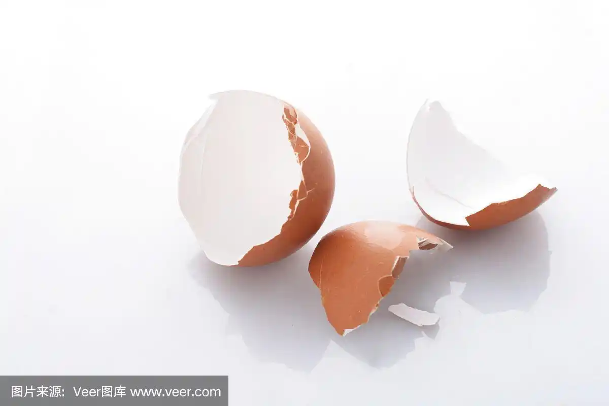 破鸡蛋壳,白色背景