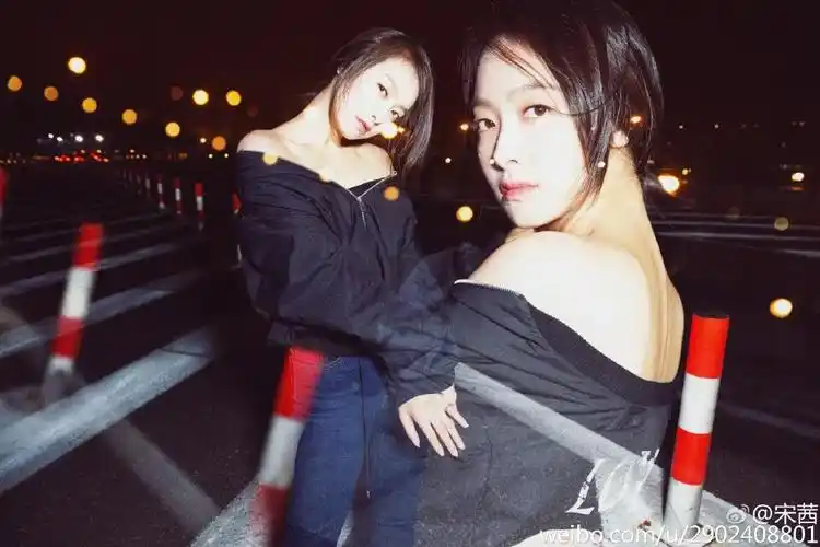 崔雪莉又遭狠批微博变大型心疼宋茜现场坚强又温暖的小姐姐连衣品都是