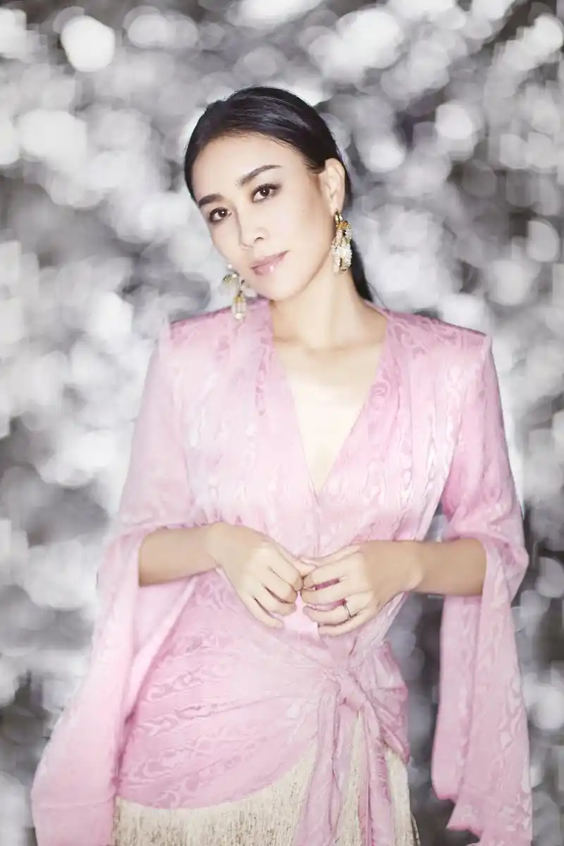 p>那英,1967年11月27日出生于辽宁省沈阳市沈河区,华语流行乐女歌手