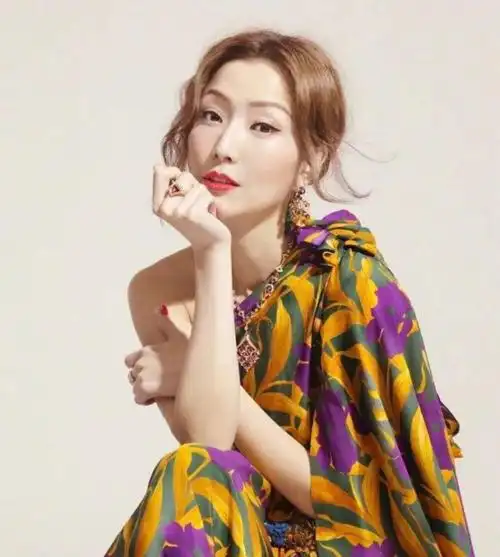 天后郑秀文晒全家福发文悼念父亲去世一周年不见老公许志安