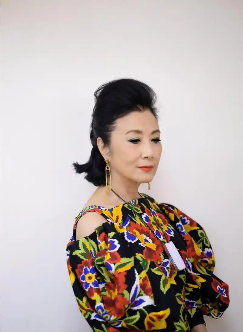 73岁汪明荃不服老!身穿艳丽花朵裙配绿色眼影,这个发型真显高!