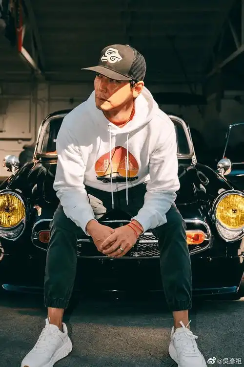 吴彦祖时隔4年重回香港,解锁自拍丑照新角度,网友:阿祖收手吧