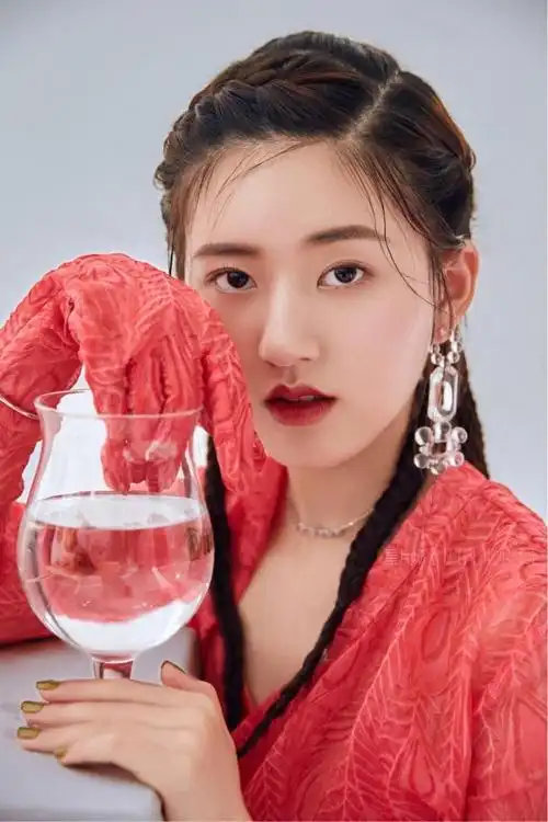 95后小花赵露思休闲随性杂志图片写真 明星搭配 第1张