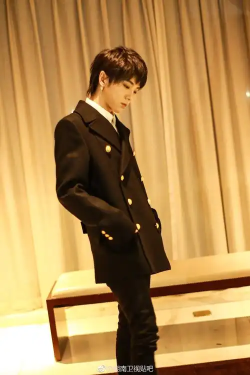 华晨宇后台照片汇总!现在的后台照真的很专业很好看鸦!