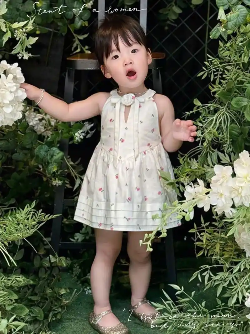 精致的碎花图案,洋溢着浪漫气息,让您的女儿成为小公主.裙摆蓬松