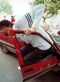 2米42亚洲第一巨黄长求与娇妻现状!妻子很满意,13岁女儿已1米8