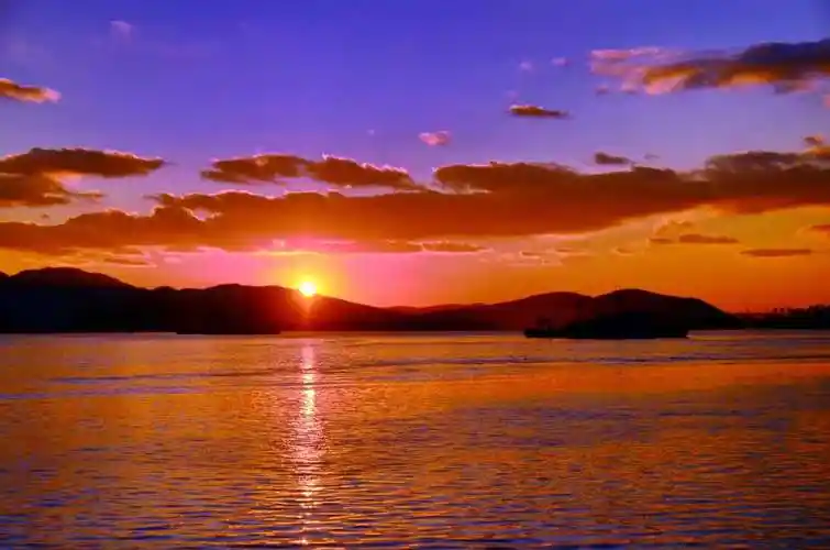 海天一色尽妖娆 舞破晨光缥缈 且看骄阳煮海 曾闻拍岸惊涛 紫气东来映