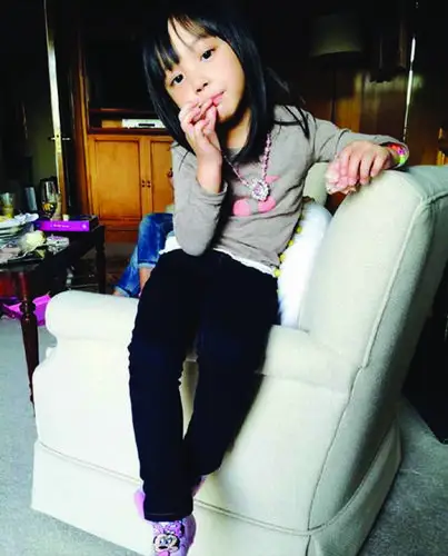 赵薇女儿小四月抿嘴笑颜值爆表