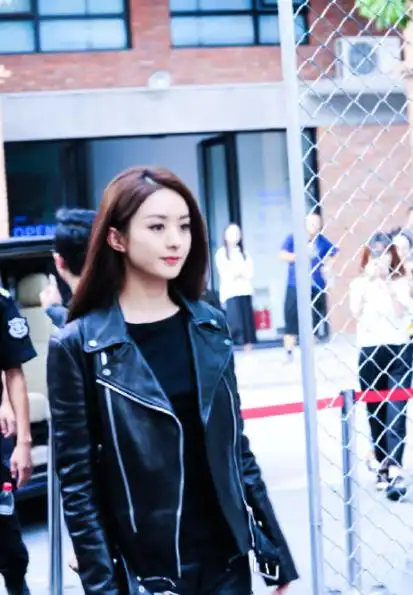 有种"整容"叫赵丽颖穿皮衣!