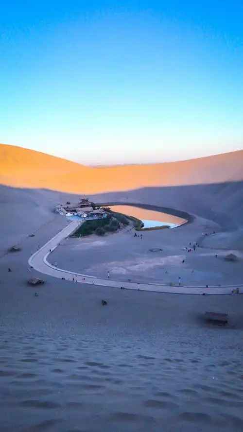 早晨月牙泉 拍摄于甘肃敦煌鸣沙山月牙泉 - 摄影师jackyxiong