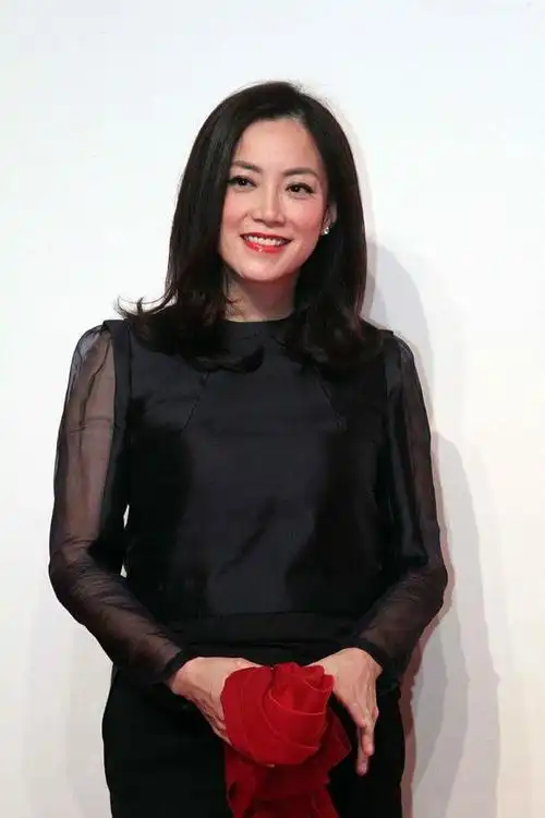 霍汶希真是"商圈女神",一身黑色套装干练利落,气场全开好惹眼