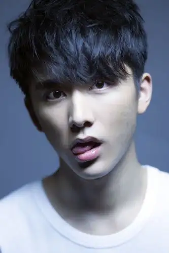 天娱小鲜肉崭露头角 张新成最新写真曝光