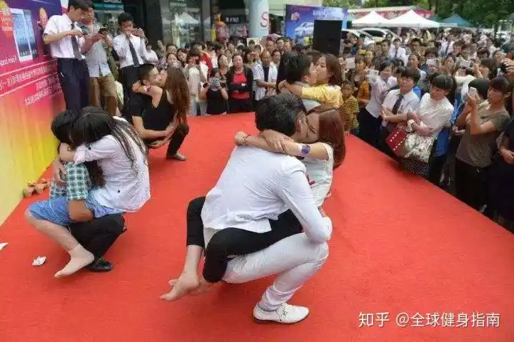 为什么男生喜欢亲亲的时候把舌头伸进来?
