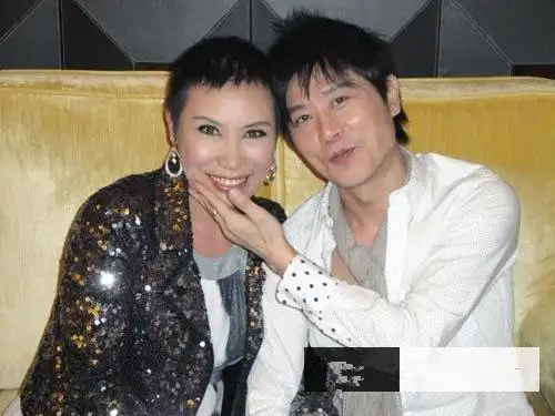 伍思凯是一代歌王婚后21年零绯闻不离不弃却被22岁儿子坑惨