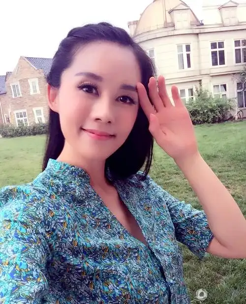 生活中的李蕊和同龄的女孩子一样爱玩爱笑爱美,经常在网络上与粉丝们