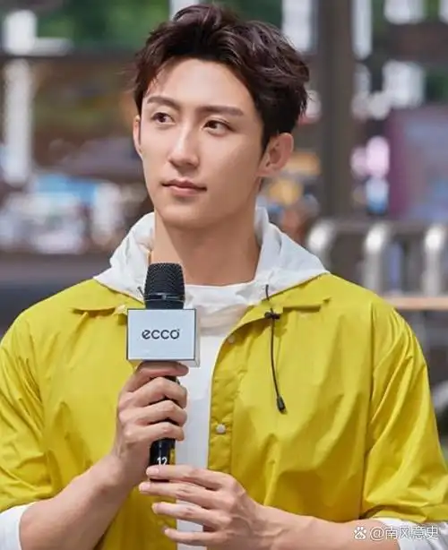 黄景瑜对耽改剧实在不感兴趣,虽然他之前拍过类似的剧,但这类剧给她