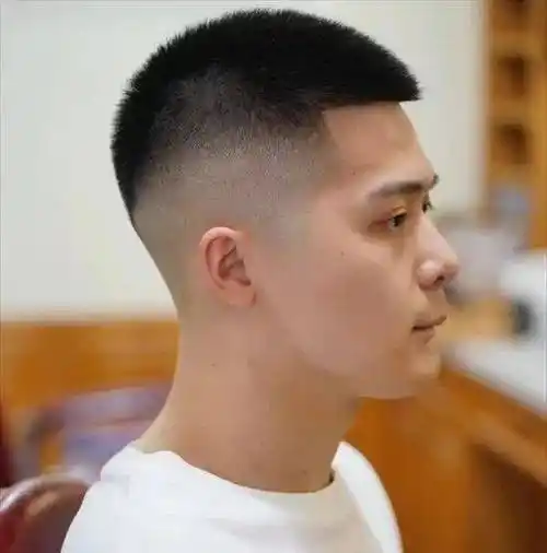 铲青渐变的飞机头,这一短发剪裁对于很多男生来