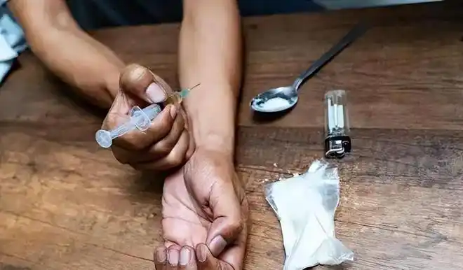 "五毒教母"王庆文:包养十多名小伙,拉女儿贩毒,最终落网|毒品|吸毒