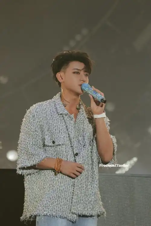 黄子韬超话#黄子韬 小马丁#  20240420上海 高清    海浪在这里,和你