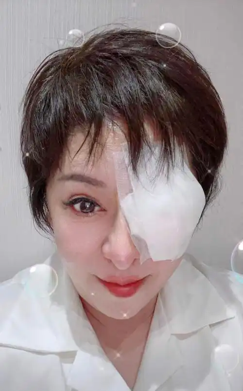 同时,向太还晒出几张照片,她的眼睛严重受伤,纱布包裹着自己大半张脸