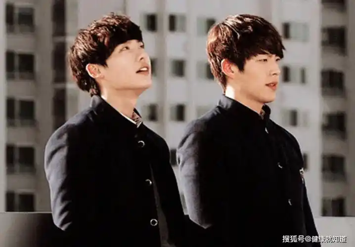 李钟硕金宇彬最新同框很养眼!兄弟二硕的笑太甜了,太有感染力了_网友_