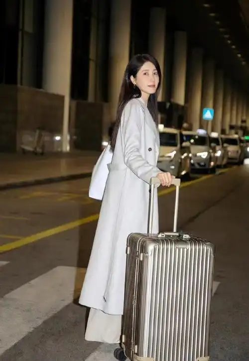 曾黎巴黎时装周机场路透气质出众引外国友人围观