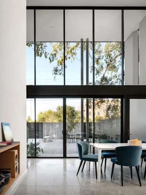 清新素雅的混凝土小住宅双层落地玻璃连接餐厅与庭院
