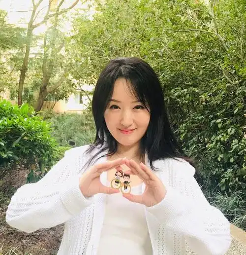 52岁杨钰莹在豪宅里自拍穿小白裙嫩得像个水蜜桃让人心动