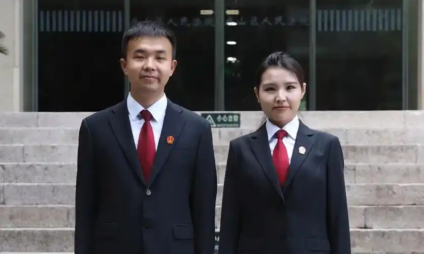 法袍在制作时法徽已绣好,不再单独佩戴.