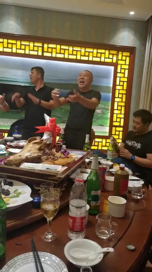 这就是内蒙兄弟们的饭局90我用啤酒把他们喝白酒的全喝醉!