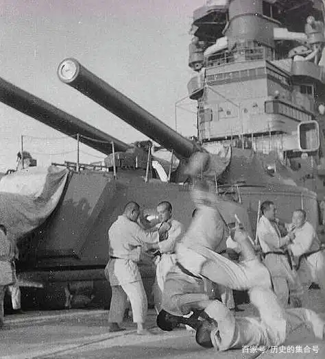 日本海军老照片:小个不高,但仔细看帽子上写的字,让人憎恨