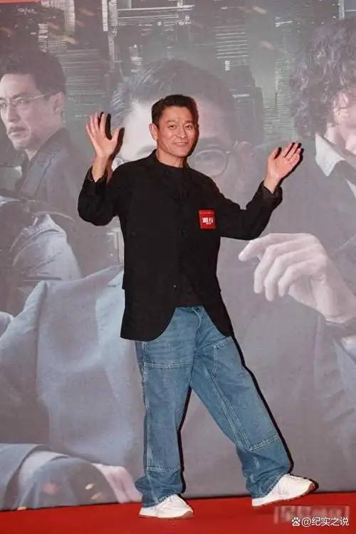 刘德华白发苍苍皱纹明显网友们纷纷留言感叹天王也老了