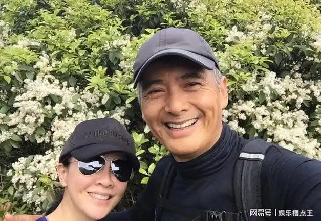 周润发雨天坚持晨跑身材纤细小腿肌肉明显与粉丝合照接地气