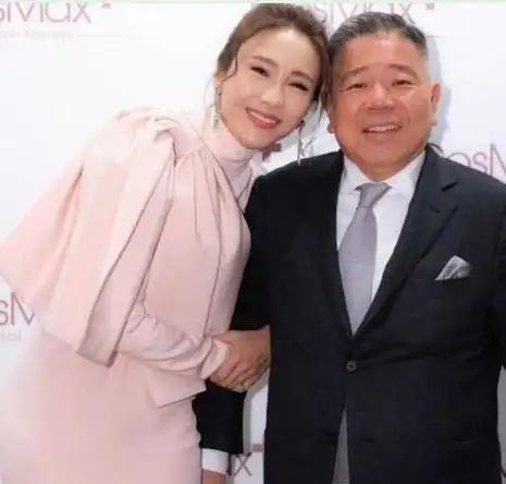 黎姿合照男发型师急不可耐戴口罩都要剪头发发型师虽老却时髦