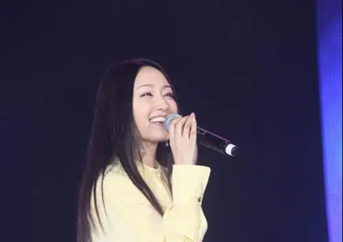 47岁杨钰莹18年前青涩旧照,气质温婉似仙女