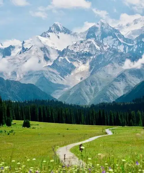 一个通往新疆伊犁雪山的阶梯