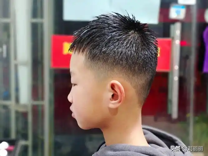 小寸头是一种不夸张还精神的小男孩发型,不论今年明年还是后年都不会