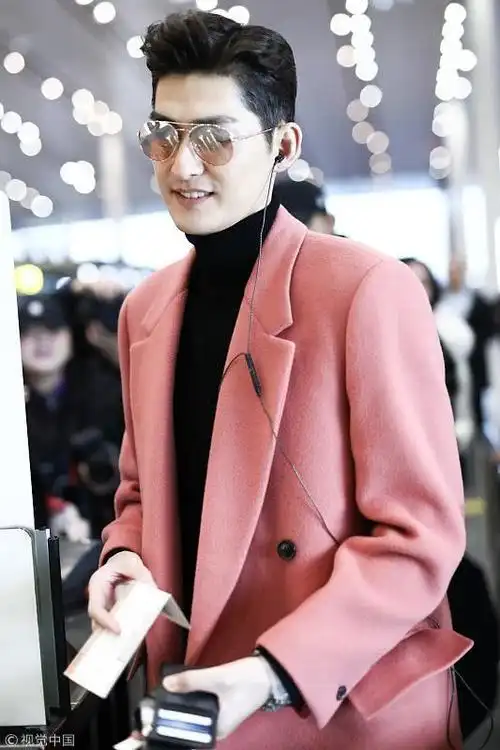 张翰穿粉色大衣显霸道总裁范,因《战狼2》获奖脸上笑容灿烂