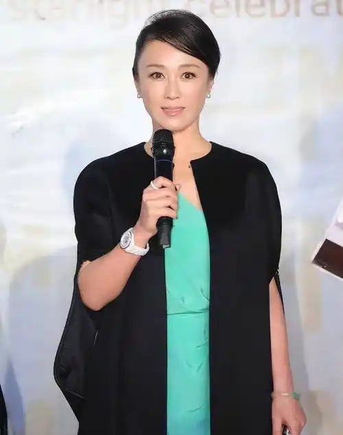 傅艺伟近照曝光!