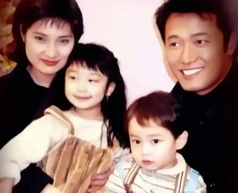 64岁苗侨伟庆生,和女儿游湖划船很开心,曾为一双儿女放弃事业