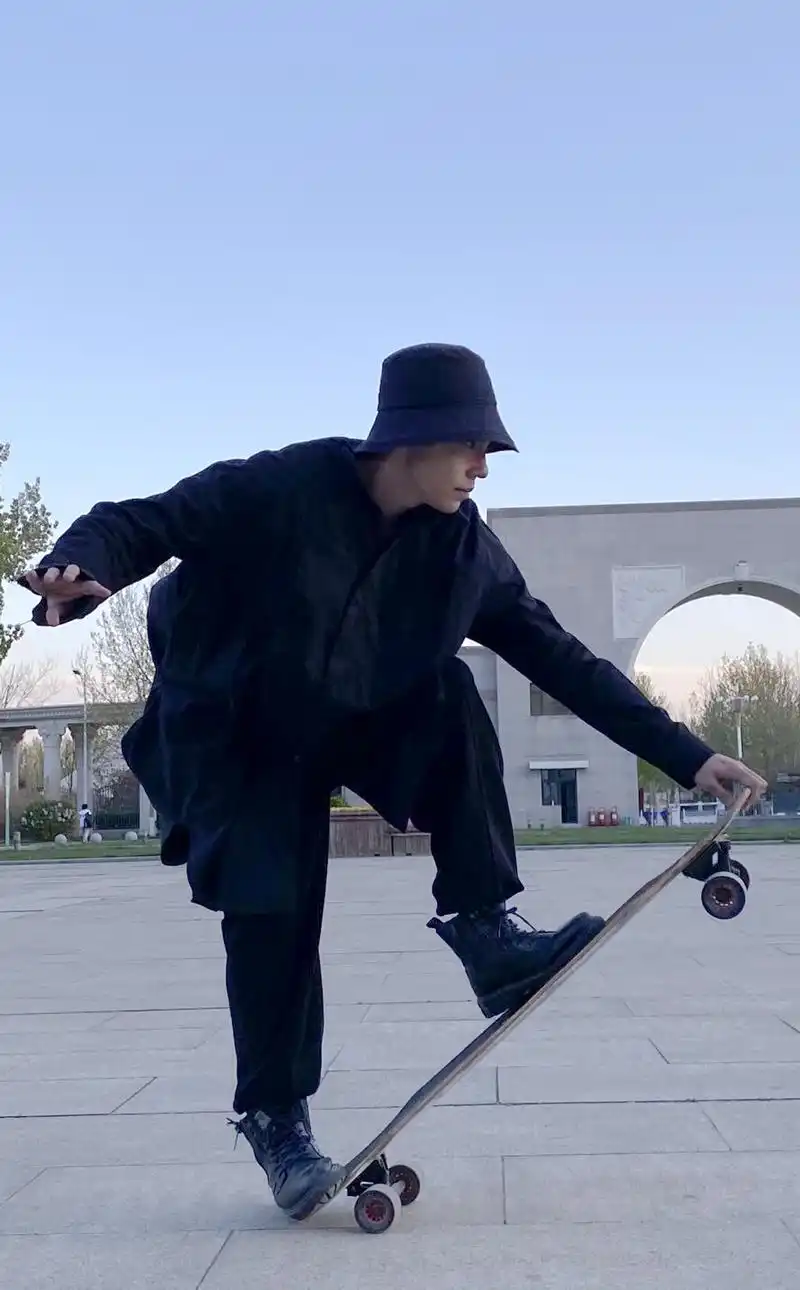 新生代演员曾仕轩:滑板少年,热血满满