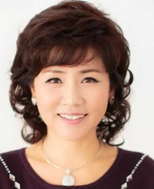 对于每一位女性而言都是非常纠结的存在,尤其是中年女性在选择发型的