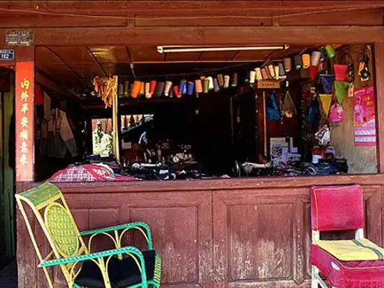 底层一律是小店铺,朱红色的木门木窗,黑底烫金的招牌,碑刻店,裁缝铺